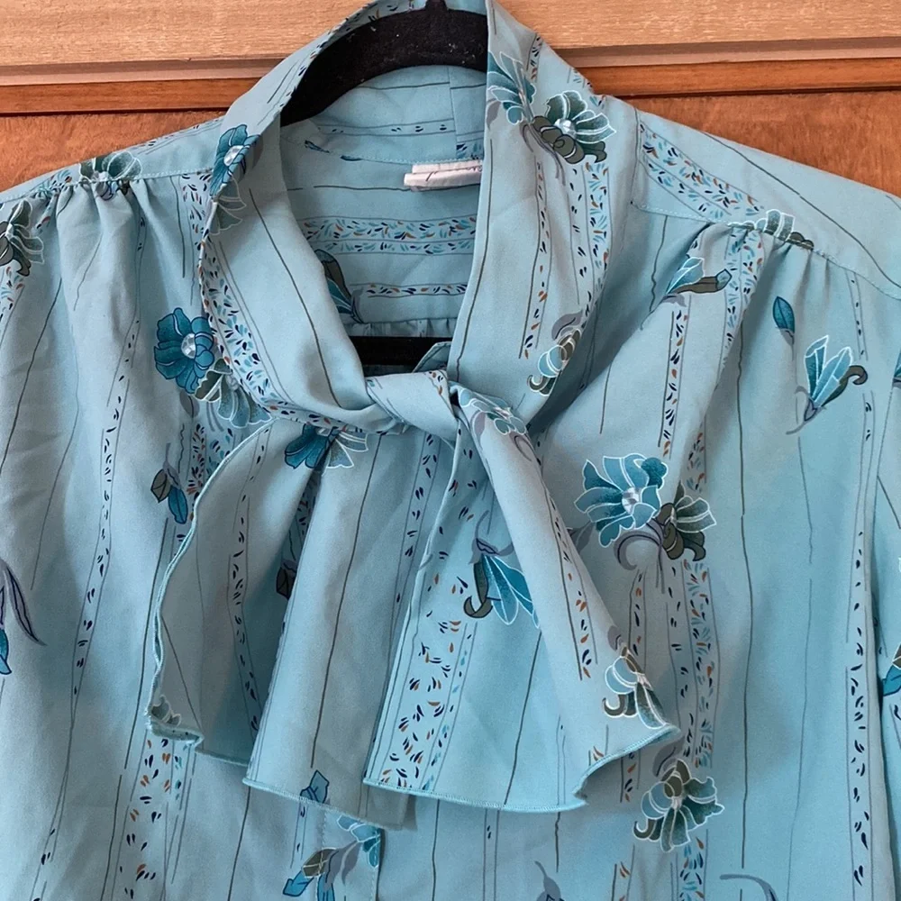 Vintage Neck Bow Blouse - Picture 4 of 10